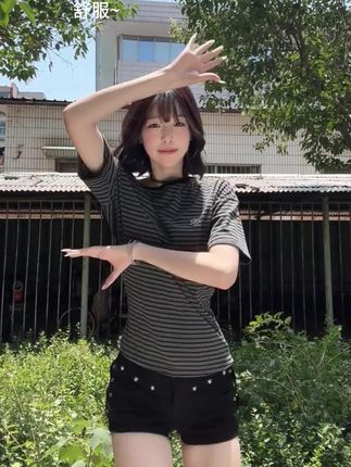 显身材耐看斜肩黑灰条纹上衣! #条纹斜肩短袖 #小个子穿搭 #小个子短袖 #斜肩 #条纹