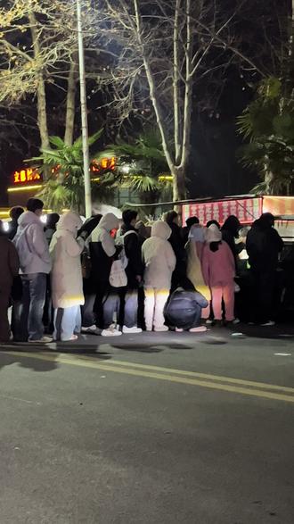 想着送完孩子买个卷馍,旁边小吃摊都没人,这个咋这么多学生排队啊?#项城一高#芙蓉蛋卷