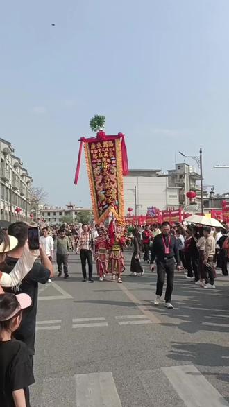 大年初六下午揭阳古城又见榕义兴英歌队炸街表演,外地游客都被这热血沸腾的场面震撼到了,看一场英歌就是一次血脉觉醒。这个春天你一定要来潮汕看一场热血英歌,年味夯爆了!#潮汕英歌舞 #潮汕民俗文化遗产 #人山人海太热闹了 #非遗传承 #血脉觉醒