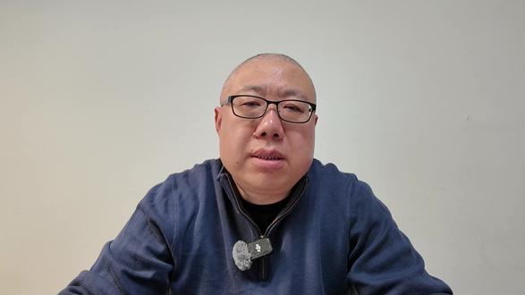 比亚迪新技术,低功率充电桩可升级为闪充桩 在电力不扩容前提下,利用电网与储能电站配合的方式,可以将第三方100千瓦充电桩改成闪充桩,而且一周内就可以建成。在闪充桩边上建设储能站,既可以实现闪充,又不用增加电网负荷。#第二代刀片电池 #比亚迪 #方程豹