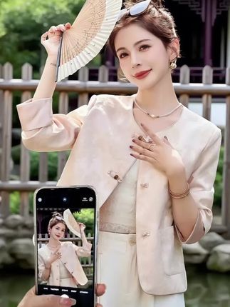 挖到宝!新中式短外套也太懂秋日氛围感了吧🍂 谁懂啊!这件复古提花短外套一整个戳中我心巴! 奶fufu的质感+精致春秋感提花,国风韵味直接拉满~宽松版型太藏肉了,微胖姐妹也能轻松驾驭,遮住拜拜肉显瘦! 随便搭条牛仔裤就是慵懒随性风,配旗袍或半身裙又秒变温婉气质挂,怎么穿都不违和,短款设计还显高! 日常通勤、约会出游都超吸睛,氛围感直接焊在身上~这个秋天的第一件新中式外套,去冲! #优雅气质 #气质女神穿搭 #国风古韵 #复古风穿搭 #新中式穿搭