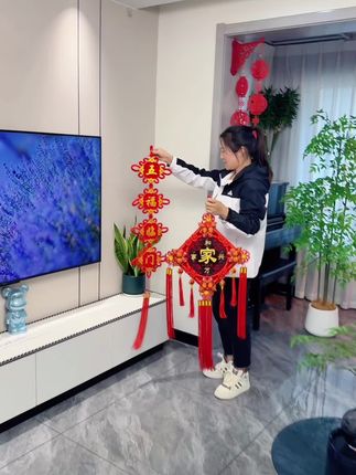 电视背景墙不做复杂造型,搭配一套桃木中国结挂件也很有温馨感,关键一年四季挂家里真好看!#中国结 #软装搭配 #过年氛围提前搞起来了 #电视背景墙 #客厅装饰