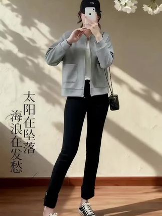 《棉柔春秋夹克诗》 2025的春秋风刚拂过巷口,这件短款卫衣开衫正搭在咖啡馆的椅背上。 高含棉面料像晒暖的云朵,软乎乎却带着挺括感,拉链拉到一半是随性,全拉开当外套也利落。短款版型悄悄拉高腰线,宽松剪裁不挑身材,棒球服式的领口藏着休闲气,袖口收紧不灌风。 春天搭碎花裙是甜酷碰撞,秋天配牛仔裤是日常松弛。不用费心打理,洗后也不易变形,行走时衣摆轻晃,把百搭与时尚织进针脚。穿在身上,便把春秋的舒适与利落,都缝进每一步轻快的步履中。 标签:#2025春秋新款 #高含棉拉链卫衣开衫 #短款休闲夹克 #宽松棒球服女 #百搭时尚外套