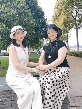 两姐妹现学现卖。