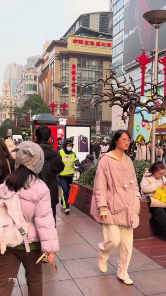 南京路步行街200代300#南京路和你一起迎新年 #南京东路新年氛围爆表 #带你玩转南京东路#我来上海南京路只办几件事 #上海心动街区