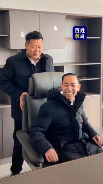 最近全网都在吃老廖、钣金姐跟我张大炮这个瓜,
今天我就站在吃瓜群众的角度,跟你们掏心窝子说几句!
我带老廖这么多年,从啥也不是,一路捧起来,
吃我的、住我的、帮他涨粉、帮他做事,我拿他当亲兄弟一样对待。
结果呢?自从钣金姐出现之后,一切全都变味了。
这几天网上吵得满天飞,有人带节奏,有人瞎猜测,
有人说我管得多,有人说他们不懂感恩。
我张大炮做人做事,一向光明磊落,
不玩阴的,不搞套路,更不欺负任何人。
我可以对你好,但我不能一直被当傻子耍。
我不是要争对错,也不是要搞对立,
只是人心换人心,换不来就转身。
这段时间发生的事儿,大家眼睛是雪亮的,
谁真心、谁假意,时间会证明一切。
我还是那句话:
做人懂感恩,路才能走长远。
我张大炮,问心无愧!
#张大炮和老廖 #张大炮同意解约但有要求走流程
只出1000律师费,#老廖 这回能解约吗?#板金姐 能成功吗? #张大炮同意解约但有要求走流程