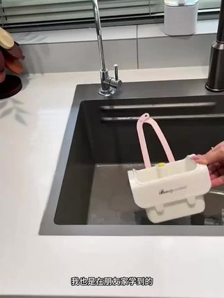 在厨房的水槽边挂一个这样的#沥水篮 真的干净又卫生还不脏手!#厨房好物 #置物架 #水槽沥水篮 #水龙头置物架