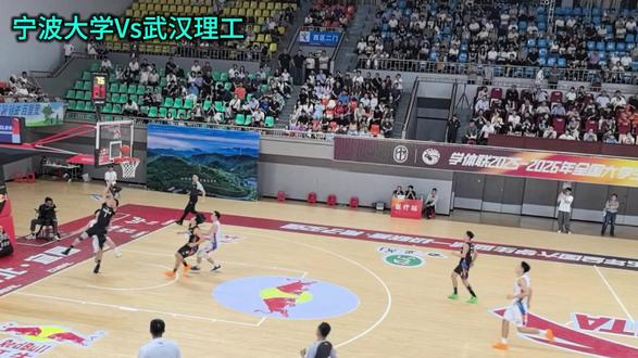 学联体2025一2026年全国大学生男子篮球32强一级联赛,5月26一30日在宜昌举办。32支队伍,青春蓬勃,书生剑气,英锐披靡。一支球队,是一所大 学的旗帜,是一个城市的风华,群英会,龙虎斗,青年强则国强,致敬文武兼备的意气书生!#全国大学生篮球联赛#全国大学生篮球联赛 本视频系本人原创,本人连续四天分别在宜昌市体育馆和三峡大学体育馆共看了十二场比赛,现场录像,之后剪辑而成,望抖音平台审核人员知晓。
