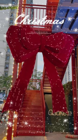 #生活服务热点中心 #厦门圣诞节 #圣诞奇幻之夜 #圣诞节#圣诞节的仪式感
“嘿!猜猜我今天在哪里过圣诞?——没错!厦门居然藏了一个‘魔法果壳’!!空气里都是热红酒的香气,每个小摊都在发光~(手工毛衣、麋鹿发箍、星星灯)
走!再带你们窜进中山路——看!整条路好像被圣诞老人撒了金粉!今天的目标是:吃遍圣诞甜品,拍够一百张幸福照片!和我一起掉进厦门的圣诞童话吧!”