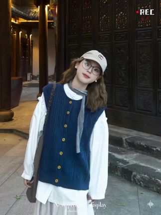 秋季必备!韩系氛围感马甲搭衬衫配A字裙 #韩系氛围感 #A字半身裙 #针织马甲 #花边衬衫叠穿 #花边衬衫搭配