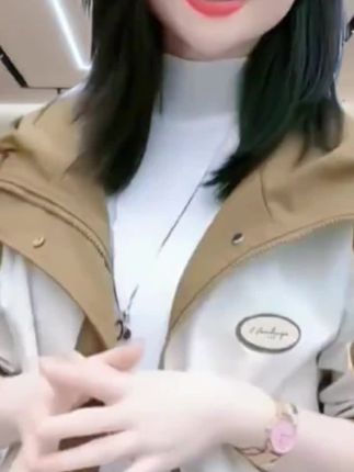 春装小个子拼色外套上衣女2024新款韩版宽松显瘦减龄设计感上衣潮#冲锋衣 #夹克外套 #连帽外套 #时尚穿搭 #秋冬穿搭 @DOU+好生意 @DOU+小助手