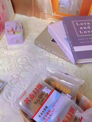 如果这两天买月饼觉得贵,不要急,过两天可能会更贵,不信你可以去问问,问着问着就买不到了。这么好吃又没有蔗糖的荞麦月饼,成功的解决了月饼油腻、高脂肪、高热量的问题,是真正可以用来代餐的,早餐晚餐都可以吃,有三种口味,五仁素。黑芝麻这个荞麦月饼跟别的月饼不一样,他没有添加一点蔗糖,馅料很足,每一口咬下去都是酥酥脆脆的,饱腹感特别强,满满的都是膳食纤维,营养价值高,老人小孩都可以放心大胆的吃。#每日分享 #好吃到停不下来 #太好吃了 #月饼#健康食品