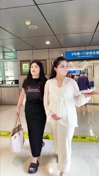 @李俏俏(三胎孕中期🤰) 看着挺着大肚子的嫂子,为住院的哥哥四处奔波,心里说不出的酸涩。跟着哥哥嫂子十来年了,我最清楚哥哥嫂子一路走来有多不容易。哥哥之前自己一个人在广州,对工厂对原料,喝酒应酬跑渠道,真的是把身体消耗了……现在只盼哥哥早日痊愈,嫂子好好照顾自己,往后,我来守护你们!#家人健康