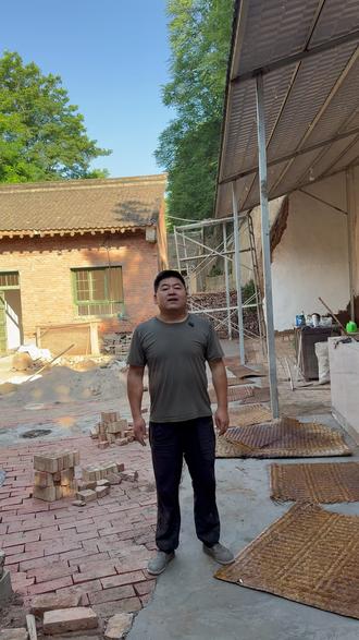 棚顶积土、墙面漏水、灶台烟囱,小院细碎活儿挨个处理,原来小院的细节处理远比想象中更加的繁琐。#小院改造 #小院改造日常