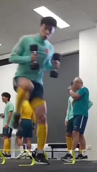 CCTV5将转播国足对战库拉索! 北京时间3月27日下午2点,中国国足将对战已经进入世界杯的库拉索男足。库拉索位于北美洲加勒比海地区,队内有华裔球员陈达毅。该球员此前效力曼联时的中文音译名字为钟塔西!#国足 #中国足球 #足球 #世界杯