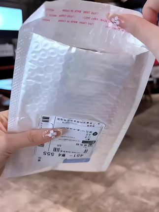 这个手机壳真的太戳我了,它是这种简约又高级的设计,拿在手上超级舒服,而且它的镜头还是一个支架,平时吃饭追剧的时候就可以解放双手了,简直不要太方便!关键是它上面还有个笑脸,每次看到心情都会变好,简直就是正能量爆棚啊!喜欢的姐妹赶紧冲吧!#好物推荐#手机壳#好用#多巴胺#手机壳手机壳