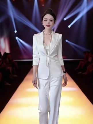 这套是一套白色缎面西装套装,含七分袖西装外套与阔腿裤,搭配珍珠项链,干练又精致 。#引领时尚潮流 #高级感穿搭 #穿出高级感 #气场全开 #爱了爱了