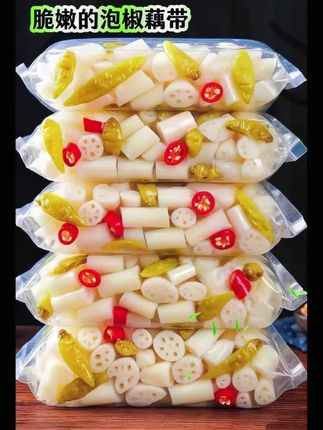 宝子们,今天来给你们分享湖北洪湖的泡椒藕带! 洪湖的藕带本身就很有名,做成泡椒藕带更是 一绝。藕带色泽洁白口感脆嫩。泡椒和辣椒碎的加 入,让藕带充满了酸辣的味道,超级美味。 无论是作为餐桌上的一道小菜,还是用来下 粥,洪湖泡椒藕带都能让你吃得过瘾。吃一口,那 酸辣脆爽的感觉瞬间在舌尖上散开。 #藕带 #泡藕带 #洪湖莲藕 #下饭菜 #泡椒藕带