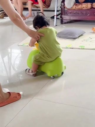小奶龙花生扭扭车,自带音乐灯光,萌趣造型直击童心!转向丝滑顺畅,安全防侧翻设计超贴心,静音轮在家玩也不扰民。没有小朋友能拒绝这份快乐~ #萌娃骑车 #人类幼崽 #带娃日常 #花生车 #扭扭车溜娃