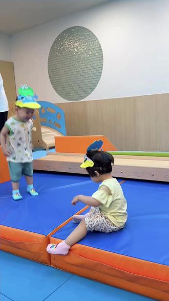 早教感统大运动课 本周主题:青蛙(Frogs)Ribbit,Ribbit!带孩子们一起跳进青蛙的奇妙世界吧!
对于22-28月龄的宝贝们来说,这个阶段正是大动作发展的“爆发期”——他们爱跑爱跳,对“模仿”充满热情,小手也越来越灵活,开始喜欢用简单的道具“演”出自己的小想法。
我们会一起竖起耳朵学青蛙“呱呱叫”,在模仿叫声的过程中,帮助宝贝们锻炼口腔肌肉,让发音更清晰;还会设置像“跳荷叶”这样的小游戏,铺几块彩色地垫当“荷叶”,鼓励宝贝们从这片“荷叶”跳到那片“荷叶”,既能锻炼他们的腿部肌肉力量,又能在调整身体平衡的过程中提升双边协调能力,让小手小脚配合得更默契。
当然少不了可爱的仿真青蛙教具啦!宝贝们可以抱着“小青蛙”学跳,给“小青蛙”喂“虫子”,或者和小伙伴一起“扮演”青蛙妈妈和青蛙宝宝。这个过程中,他们会慢慢理解“青蛙”这个符号代表的含义,学会用道具联想出“青蛙在池塘里游”“青蛙在捉虫”等场景,不知不觉中就提升了符号联想和简单的角色扮演能力。
快来和我们一起,在青蛙主题里让宝贝们动起来、玩起来,在欢乐中悄悄成长吧!#早教 #托班宝宝 #感统训练 #周口早教 #周口哪家早教好