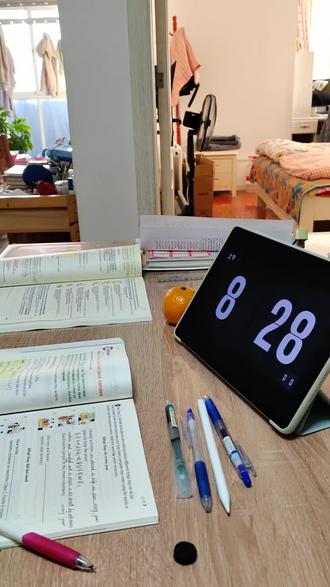 译林版8下英语,改版之后,更加紧扣新课标,核心是培养学生的语言、思维、文化、学习四大核心素养。主题升级为家国和世界。比方说Unit two换成了"Amazing China",还融入了红色主旋律内容,介绍延安革命根据地。八下语法板块儿基本没有变,主要围绕着现在完成时和被动语态两大主要板块儿。单词比老版的更难一点,但是更贴近于现代化生活。第一单元,谈到了深圳改革开放前后的变化,引发学生对开拓精神和创造力的思考。第二单元,介绍了我们的古都南京、洛阳。还有秦兵马俑,苏州园林,皆在传扬传统文化,培养民族自豪感,又放眼世界,除了景点,又涉及人文与环境。#译林新版八下 #译林英语#提前预习