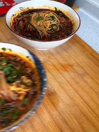 下班回家几分钟就能搞定的,陕西麻辣米线,麻麻辣辣的,就是小时候吃的那个味道,真是嘹滴狠#这一碗好过瘾 #麻辣米线#超好吃 #为家乡美食打call