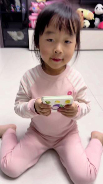 今天推荐的玩具是水果蔬菜对对碰~~#真实生活分享计划 #对对碰卡片 #益智游戏#亲子