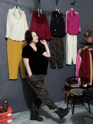 这么漂亮的年纪,为什么不让自己快乐,人生何其短,要笑的格外甜。#潮酷穿搭 @霞姐生活号