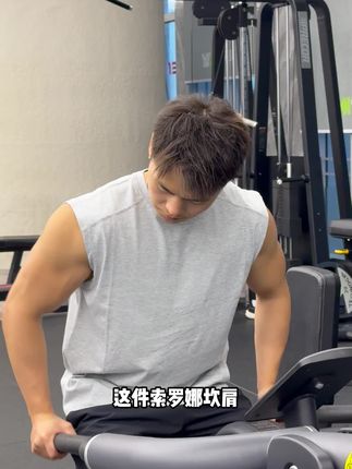 这件索罗娜坎肩背心,没有多余装饰,但细节真的拉满了!#JKSx#男生穿搭 #健身穿搭