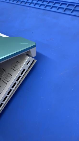 2分钟教会你华硕天选3修复屏轴壳断裂 需要准备的工具:十字螺丝刀,速干AB胶,美工刀,调节扳手,适用于大部分笔记本电脑。#天选3维修 #笔记本维修 #屏轴修复 #广州电脑维修