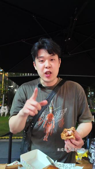 出来吃点|杭州汉堡节 一次性解锁五款人气高汉堡🍔,口感风味各有亮点✨~
🔹屠夫汉堡
布里欧修松软度满分,紫苏苗、萝卜香菜打底,自带清爽蔬香。搭配辣味奶盖酱后风味层次翻倍,口感丰富又够味。
🔹稀有动机
星鳗汉堡,天妇罗质感星鳗肉质鲜嫩,荆芥酱裹挟罗勒与柠檬草香气,鲜爽微辣交织。搭配高碳化雷司令风味酒,海鲜风味瞬间升华,口感超惊艳。
🔹FU Burger
蜂蜜坚果炸鸡堡全场封神首选✨门店制作规整讲究,炸鸡嫩而多汁,坚果醇香浓郁,风味层次饱满醇厚。佐餐淡艾酒,酒香肉香相融,妥妥今日最佳,直接满分评级!
🔹北京黑叔
贝勒爷汉堡,牛羊肉双肉组合,实打实烤肉风味,肉质扎实饱满,入口肉感十足。搭配气泡感饮品同食,中和油腻口感更舒爽。
🔹Leo汉堡
樟树港辣椒汉堡,布里欧修面包回弹绝佳,整根樟树港辣椒加持,先清甜后劲辣,焦香酱汁风味浓烈,味蕾冲击力拉满。搭配抹茶草莓牛奶风味酒,清甜口感刚好舒缓辣味。
五款汉堡风格迥异,每家出品都独具匠心,氛围松弛惬意。
小tip:逛汉堡街自带喜爱酒水搭配,美味体验直接翻倍~