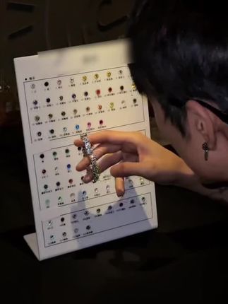 在经过我们一代又一代的改良之后,3.0版本池少同款手链出来了 做到了和剧中1:1还原版本,扣子还升级到了翻盖扣,我相信这个做工和这个价格应该没有宝子还犹豫了吧!#手链 #池骋同款手链 #女生手链 #男生饰品 #潮流配饰@DOU+小助手 @DOU+好生意