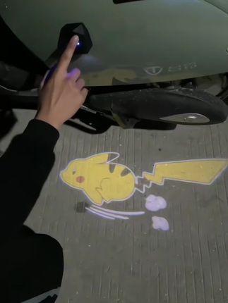 可爱卡通动态投影灯 会奔跑的皮卡丘投影灯你见过吗?装在电动车上真的太炫酷了,还有哆啦A梦、Kitty猫多种款可选。#皮卡丘 #投影灯#夜骑打卡#玩个很新的东西