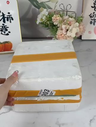 一个是这种竖纹的,一个是这种水波纹的,就特别的好看,还是这种上窄下宽的设计,就咱们平时插花的时候呢,特别的稳,而且呀还特别的好看