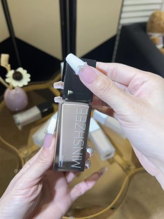惊喜价到手是30毫升正装!茗希芝这款无暇粉底液,真的太值了。 妆感细腻持妆在线,轻松打造柔焦底妆。 #粉底液 #平价彩妆 #底妆大师