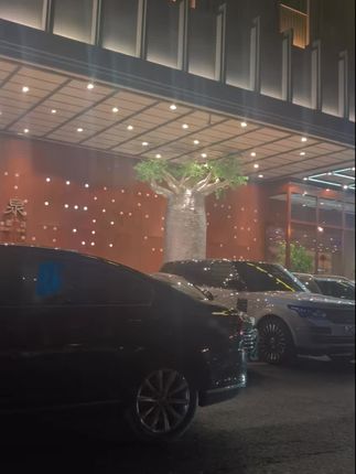 来看看怎么个事 二楼有啥啊?来这洗澡的怎么都是奔驰巴赫 宝马 奥迪 法子 大路虎…#洗浴