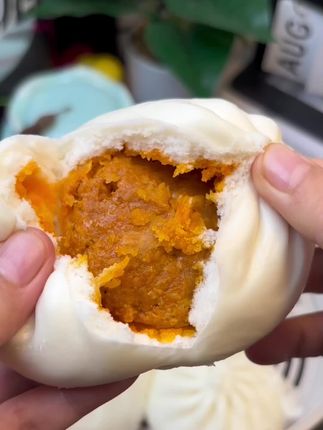 开学了,早餐不知道给孩子做什么吃的,可以试试这个食者道新出的奥尔良鸡肉包子吧! 做法简单,上锅蒸个几分钟就好了,老面发酵,蓬松睻软,鲜嫩多汁,一口下去唇齿留香,真的巨香巨好吃#早餐吃什么 #强烈推荐 #包子 #妈呀太香了#好吃到停不下来