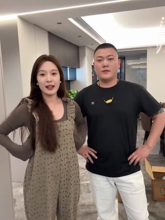 孕妇套装春季新款网红孕妇针织打底+碎花背带裤时尚两件套套装#套装 #打底衫 #背带裤 #春季穿搭 #时尚