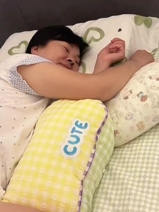 安之静雅 可爱长条抱枕床上侧睡夹腿枕头靠枕宿舍娃娃床头 #母女日常vlog #宿舍抱枕 #家庭日常 #可爱抱枕 #侧睡神器