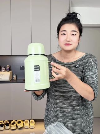 保温嘎嘎好的#保温壶 防烫壶身,玻璃内胆,长时间保温保冷,天冷了,无论居家、办公、学生宿舍还是出门携带,安排上这个#热水壶 随时随地都能喝热水了,用它泡花茶、喝咖啡也都很不错呀 #保温开水瓶 #天冷多喝热水 #实用好物