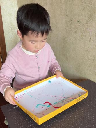 艺术家👩🎨|用弹珠画画·马年日历📅
弹珠滚一滚,艺术不用等!
抓一把弹珠蘸满油画棒的颜色,让娃小手晃一晃——
纸上开出彩色小漩涡,每道纹路都是盲线😁
亲子涂鸦新玩法,主打一个零失败的快乐!
👩🎨Carmen Carpena
墨西哥艺术家
运用墨水和弹珠来模拟滚珠笔,她喜欢在随机性中重塑混乱,创造不可预测的艺术作品。#手工diy制作 #亲子手工 #新年画 #马年 #弹珠画