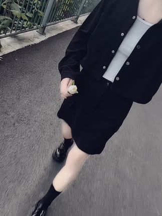 “没有在享福 也没有在混日子 只是辛苦的时候没人看到 会迷茫 会焦虑 甚至每天崩溃又自愈 但是没关系 茫茫人海中我只是其中一个 这一程山高路远也慢慢重新找回自己”#穿搭 #显瘦穿搭 #早秋穿搭 #套装显瘦穿搭 #时尚搭配推荐
