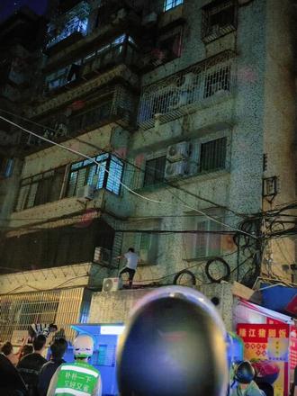 少年强则国家强,向三位年轻的孩子致敬#画一个故事 #三名小伙勇救男童 #广州救人少年 #男童悬挂防护窗外3少年爬楼救人#在意你的话