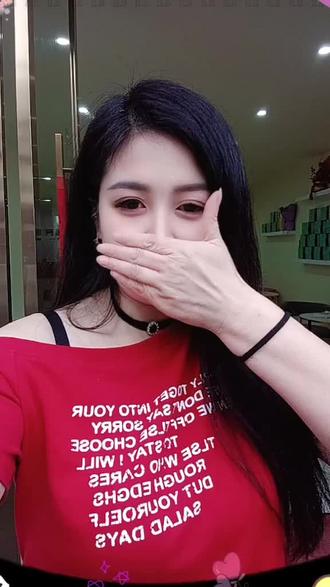 我是湖北的,湖北孝感的,孝感孝南区城区里的,我哪哪都没动过哈,都是原生的妈生的,当我把手放下来的那一刻,无论是好看还是难看,都夸我两句呗,再走呗,管你是昧着良心的还是真心的,哪怕就是留下一个标点符号,一个小心星也可以。