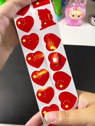 #创作灵感 国庆要到啦!给娃安排这款抽拉式国庆贴纸,好玩又能感受节日氛围,动手又有意义~#国旗贴纸脸贴 #国旗贴纸 #国旗贴脸 @DOU+小助手