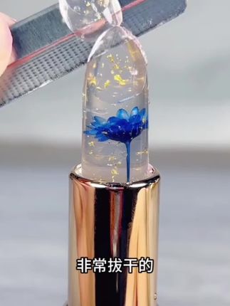 谁能拒绝果冻一样的花瓣变色唇膏呢,水润嘟嘟唇不就被拿捏了吗!不挑色,不挑年龄,滋润还不掉色 #唇膏推荐 #好物推荐🔥@DOU+小助手 @DOU+好生意