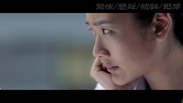 我们不仅是在和时间赛跑,更实在和不公的世界博弈。 #电影解说 #因为一个片段看了整部剧 #一口气看完系列 #惊悚悬疑 #犯罪悬疑
《天才枪手》是纳塔吾·彭皮里亚执导的泰国剧情/悬疑/犯罪片,由茱蒂蒙·琼查容苏因、查侬·散顶腾古主演,2017年上映,豆瓣评分8.4分。影片改编自2014年轰动亚洲的考场作弊案,以高智商作弊为核心剧情,用紧张刺激的叙事节奏,深刻批判教育资源不公与阶层分化问题。
出身平凡的天才少女琳进入贵族学校后,为帮富二代同学Grace和Pat通过考试,开始利用高智商设计作弊方案并从中牟利。过程中,她的作弊行为被另一位天才学霸班克发现。班克原本坚守诚信拒绝同流合污,但在现实压力与金钱诱惑下,最终加入琳的作弊团队。