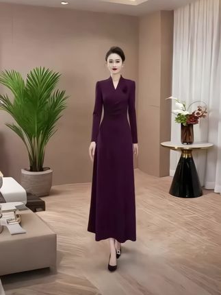 这款紫色长裙,端庄优雅。婚礼上为子女撑场,宴会中尽显气度,日常聚会也得体,是长辈在多种场合都能驾驭的精致选择。#紫色连衣裙 #连衣裙 #气质穿搭 #热门