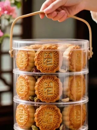 五仁月饼才是中秋的专属味道~精选核桃、杏仁、花生、瓜子、芝麻五种优质果仁,个个饱满酥脆。搭配清甜果脯与绵密饼皮,咬上一口,坚果醇香瞬间在口中散开,果脯微甜恰到好处中和油脂,每一口都超有满足感~它不只是一块月饼,更是中秋记忆里的独特味道,团圆时刻,让五仁月饼为你留住家的温暖~#中式糕点#五仁月饼 #超好吃 #月饼 #超便宜超划算@DOU+上热门
