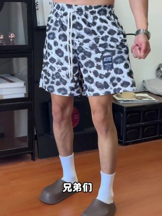谁能拒绝美式豹纹短裤啊!四分的版型巨显腿长!速干透气的面料太适合这个夏天了!#美式小短裤 #速干短裤